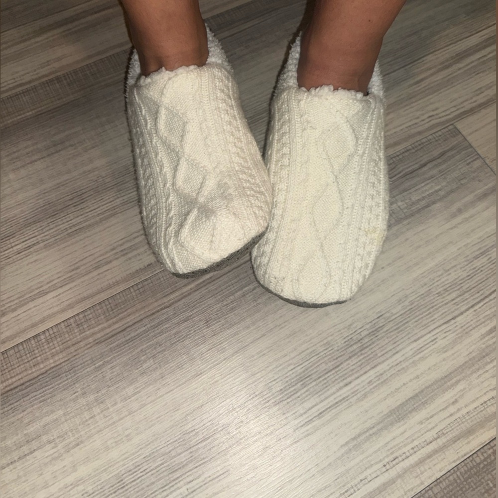 Cozy Cream Women's Slippers - Previously Worn - Size 9